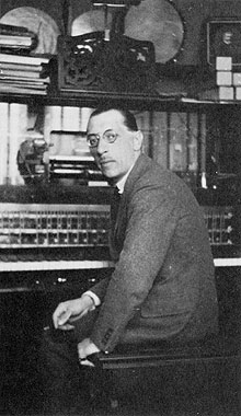 Stravinsky zittend in de Pleyela in zijn Parijse studio - augustus 1923,uit "Stravinsky in Pictures and Documents" van Vera Stravinsky en Robert Craft. Hutchinson, Londen, 1979.