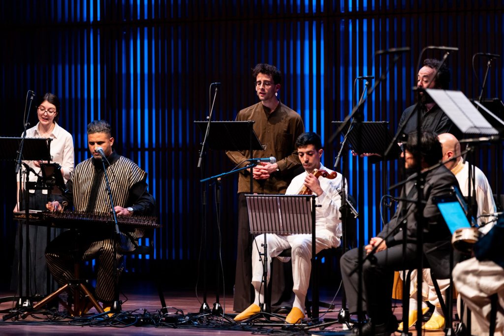 Musici en zangers op podium