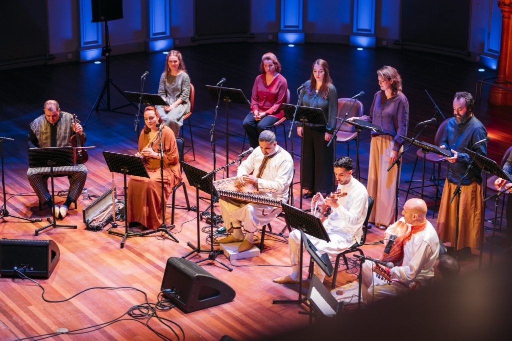 Zangers en Musici op podium