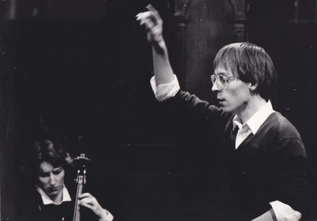 Foto uit oude doos_Daniel dirigeert in 1987 Waalse Kerk_Margriet Agricola